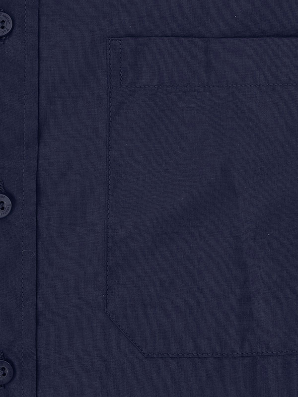 Detaljbild bröstficka mörkblå figursydd skjorta med långa ärmar från Texstar