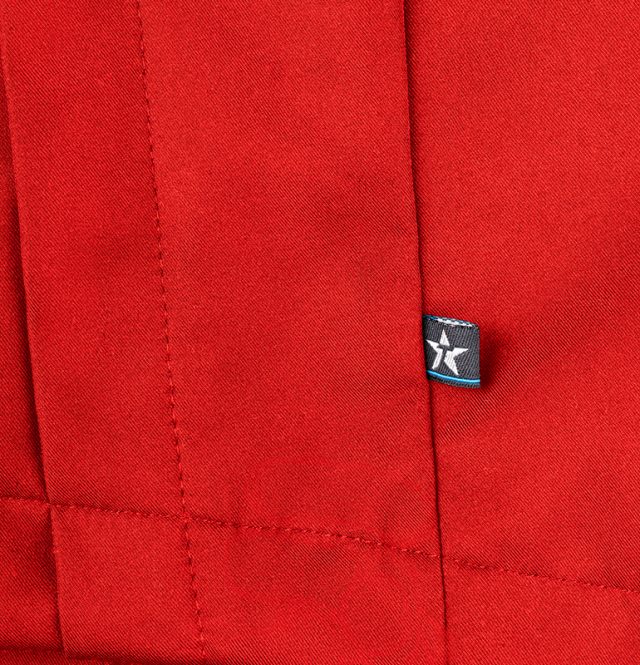 Detaljbild logga röd 3-lagers softshelljacka från Texstar